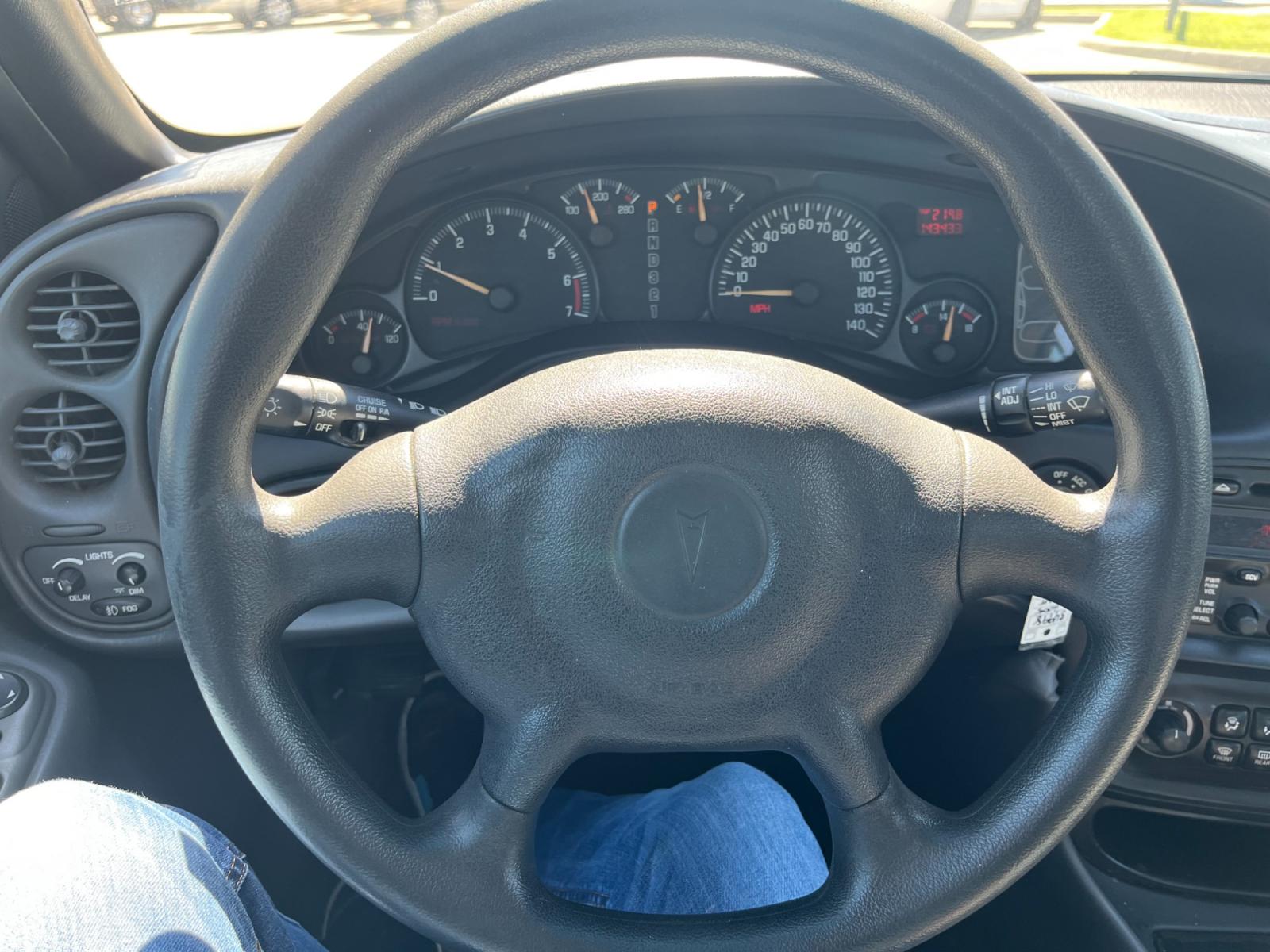 2005 SILVER /gray Pontiac Bonneville SE (1G2HX52K45U) with an 3.8L V6 OHV 12V engine, 4-Speed Automatic Overdrive transmission, located at 14700 Tomball Parkway 249, Houston, TX, 77086, (281) 444-2200, 29.928619, -95.504074 - Photo #15